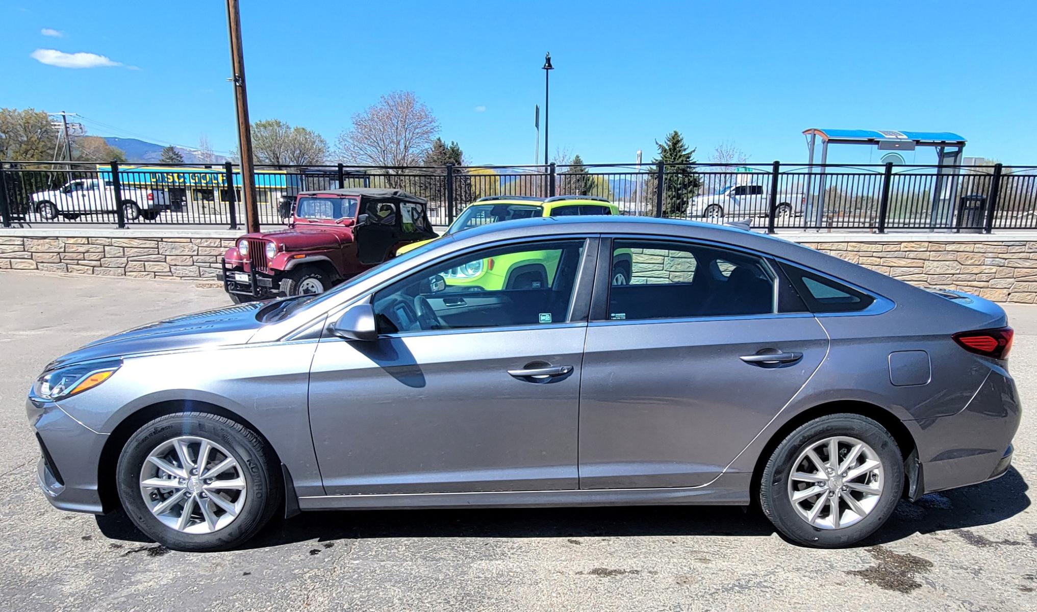2018 Grey /Black Hyundai Sonata SE (5NPE24AF5JH) with an 2.4L I4 engine, 6 Speed Automatic transmission, located at 450 N Russell, Missoula, MT, 59801, (406) 543-6600, 46.874496, -114.017433 - Photo #4
